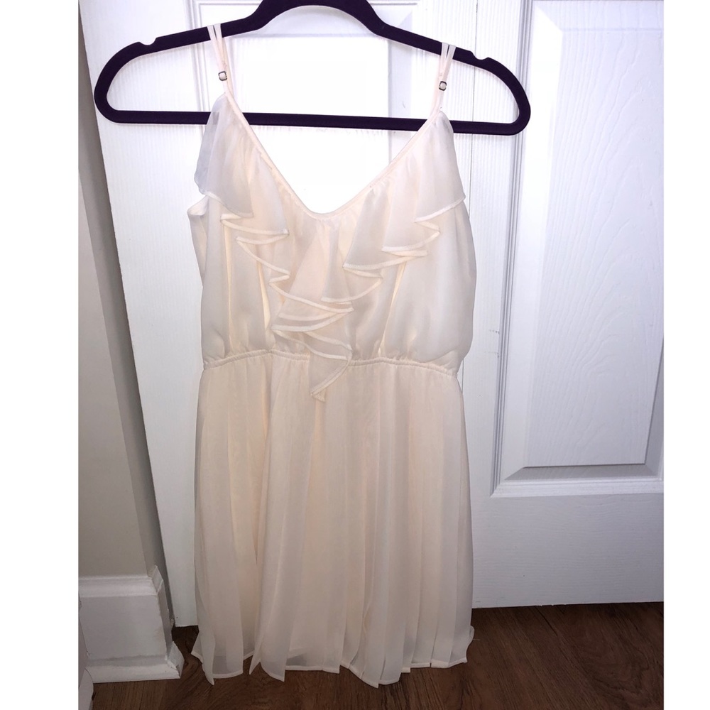 Petite BCBG dress. Very flattering! - Picture 4 of 4